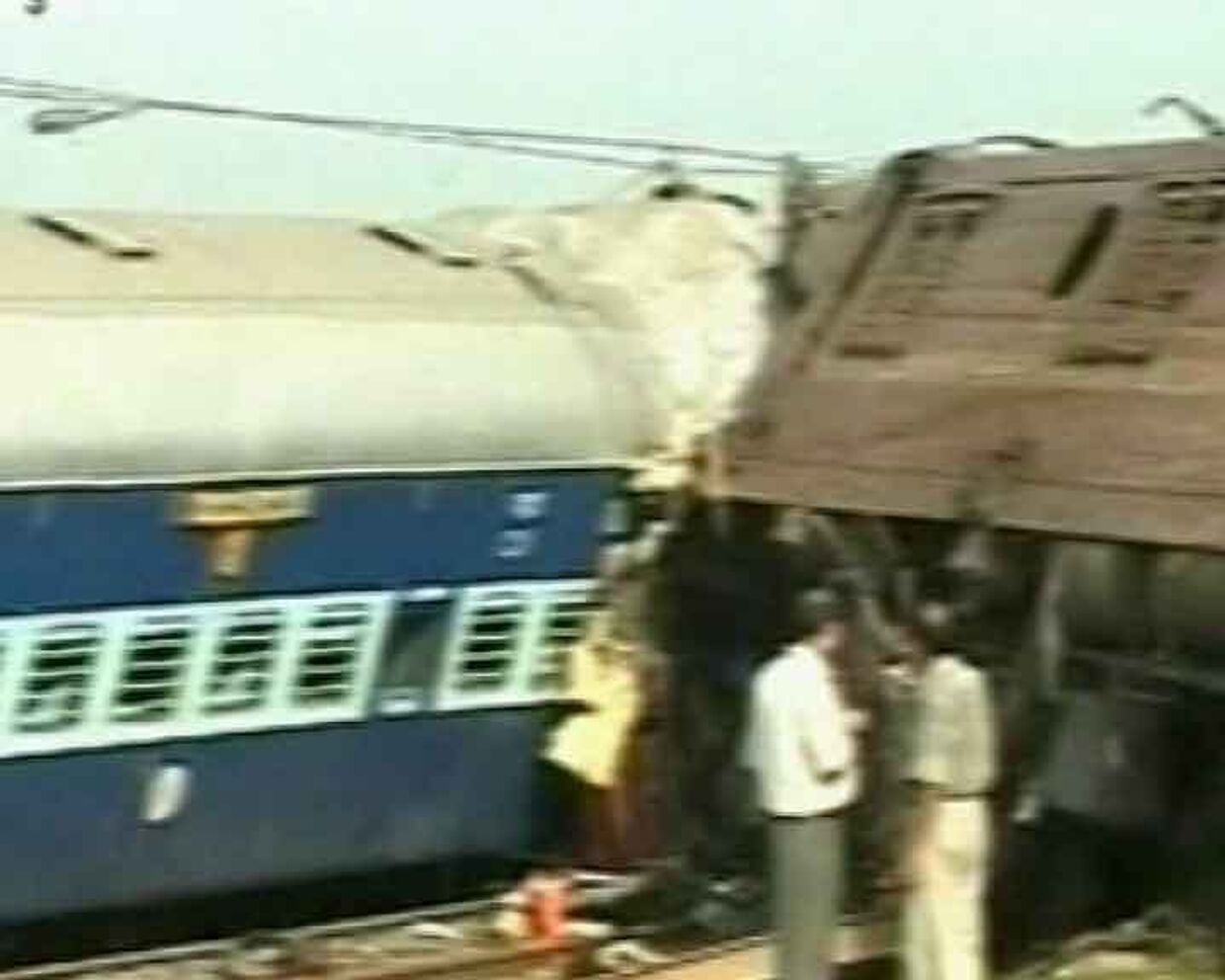 Поезд в Индии сошел с рельсов из-за взрыва бомбы. Видео с места ЧП