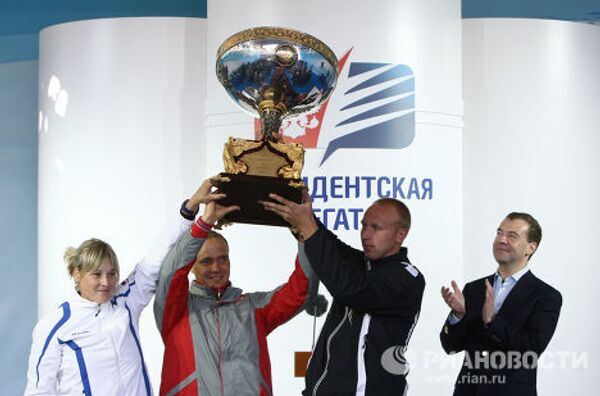 Президент РФ Дмитрий Медведев вручил Кубок президента за победу в первой Президентской регате