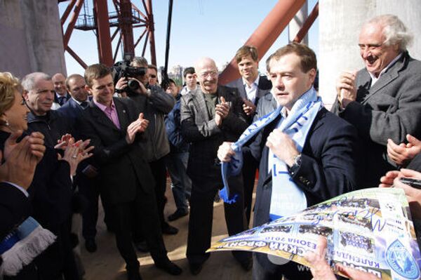 Дмитрий Медведев осмотрел строящийся стадион ФК Зенит в Санкт- Петербурге