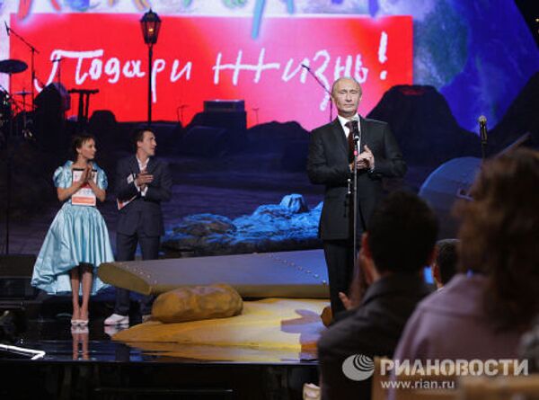 Премьер-министр РФ Владимир Путин посетил благотворительный вечер Маленький принц