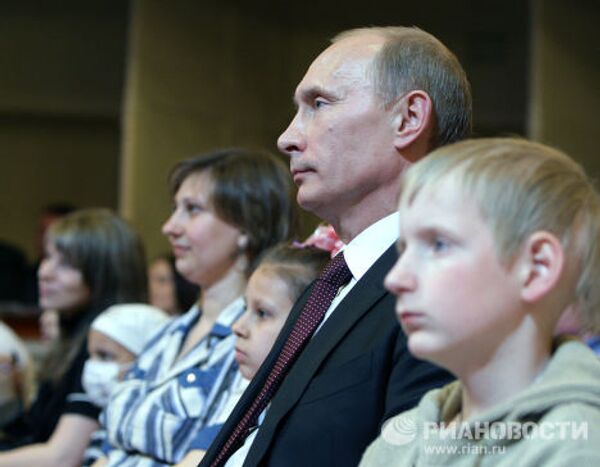 Премьер-министр РФ Владимир Путин посетил благотворительный вечер Маленький принц