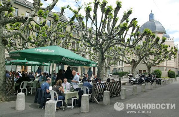 Посетители в летнем кафе в Женеве