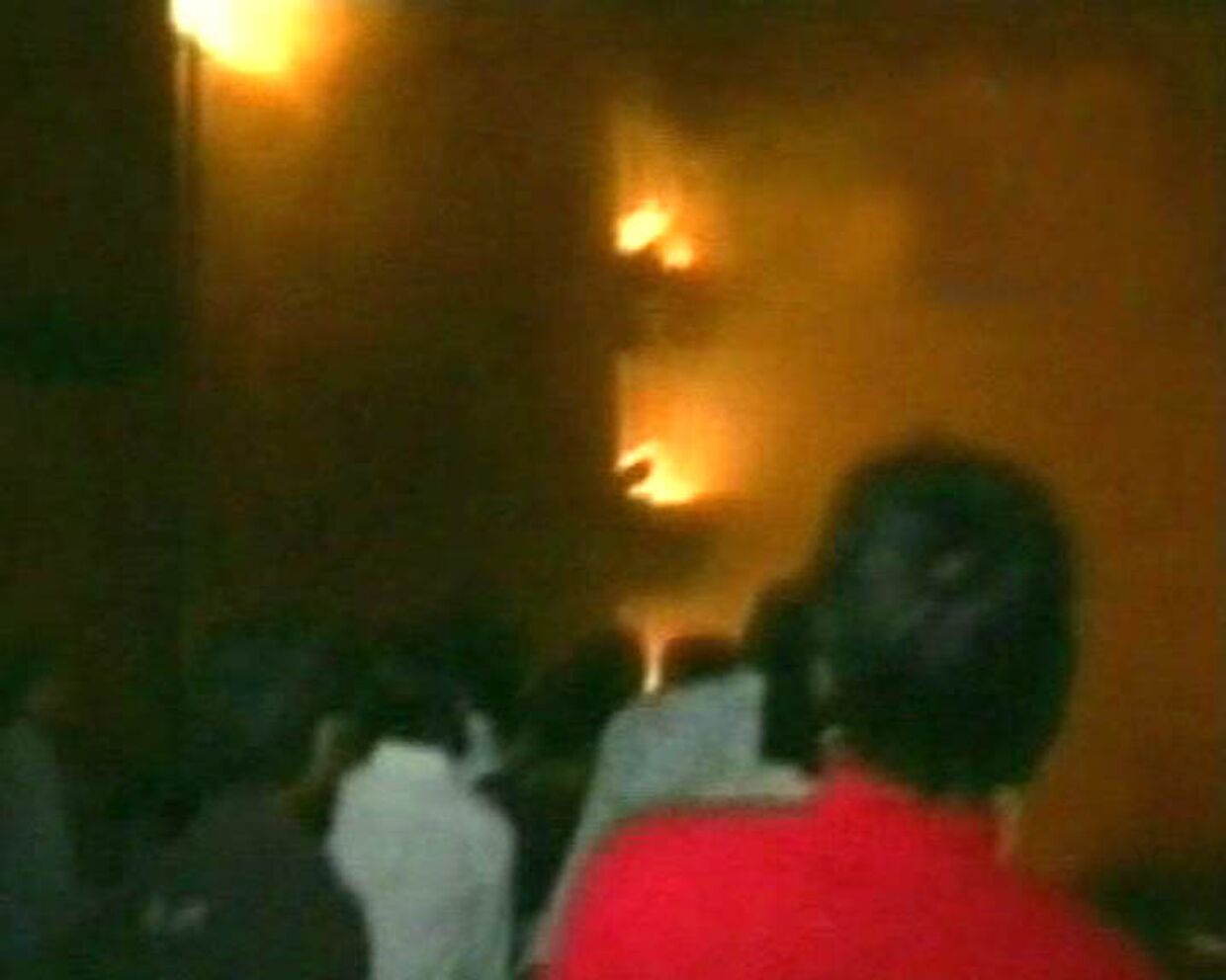 Мощный пожар в жилом квартале столицы Бангладеш. Видео с места ЧП