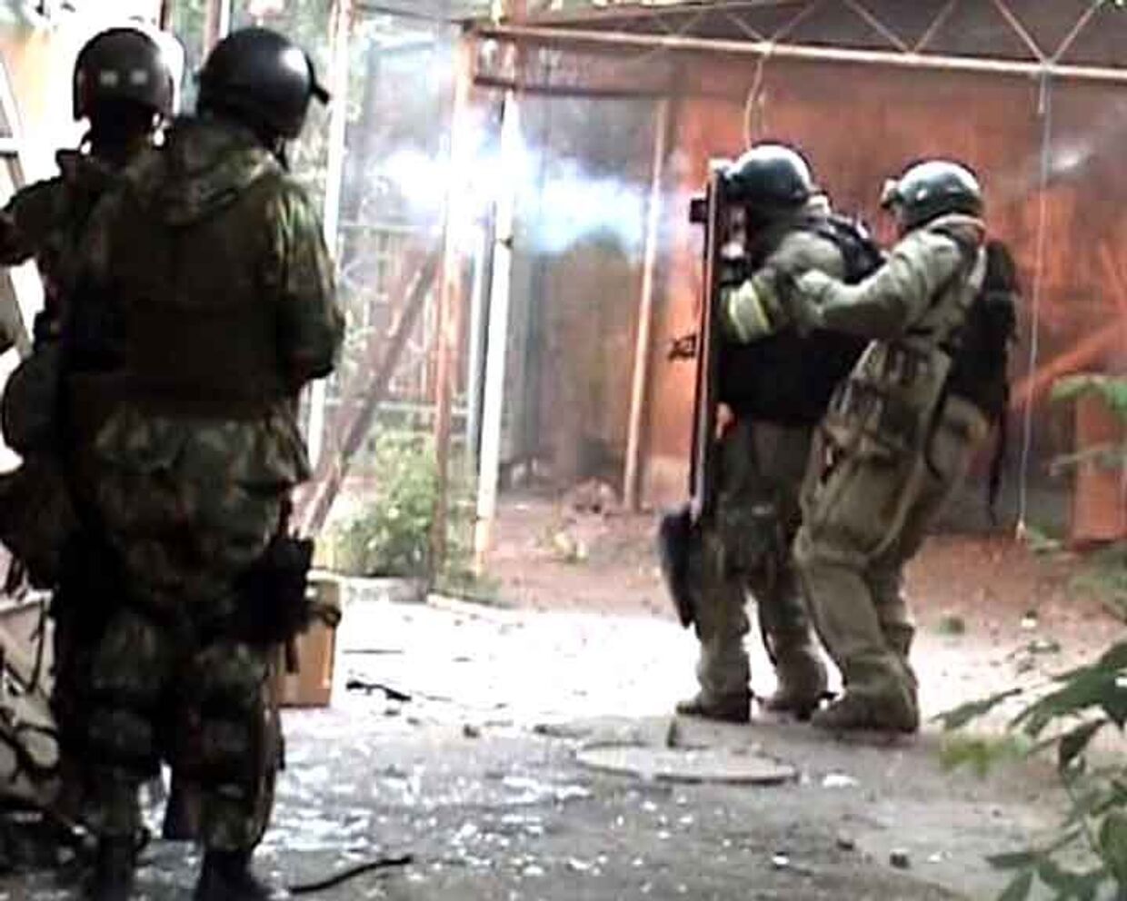 Силовики штурмуют дом с боевиками в Махачкале. Видео спецоперации