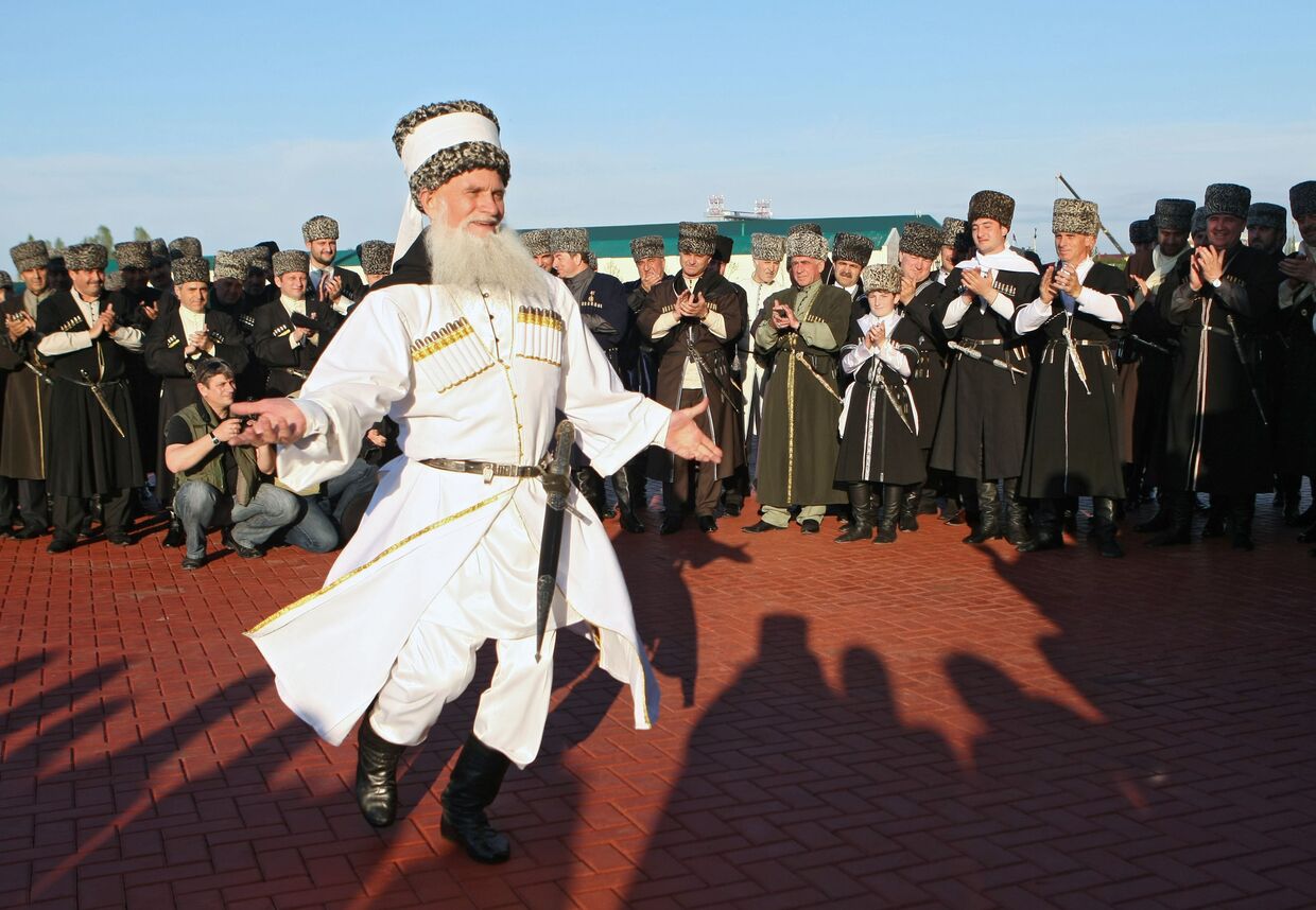 Национальные танцы перед зданием Правительства Чеченской республики