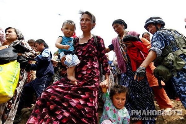 Узбекские беженцы из Кыргызстана переходят границу