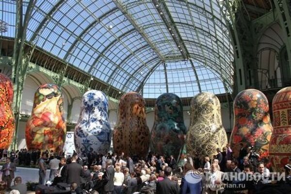 Гигантские матрешки на Российской национальной выставке в сфере технологий и инноваций в Париже