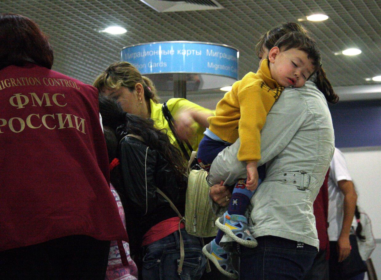 Беженцы из Киргизии прибыли в аэропорт Домодедово самолетом МЧС
