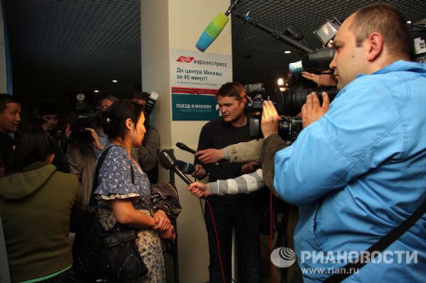 Беженцы из Киргизии прибыли в аэропорт Домодедово самолетом МЧС