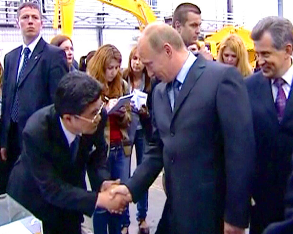 Путин поблагодарил японцев на их языке за экскаватор в подарок