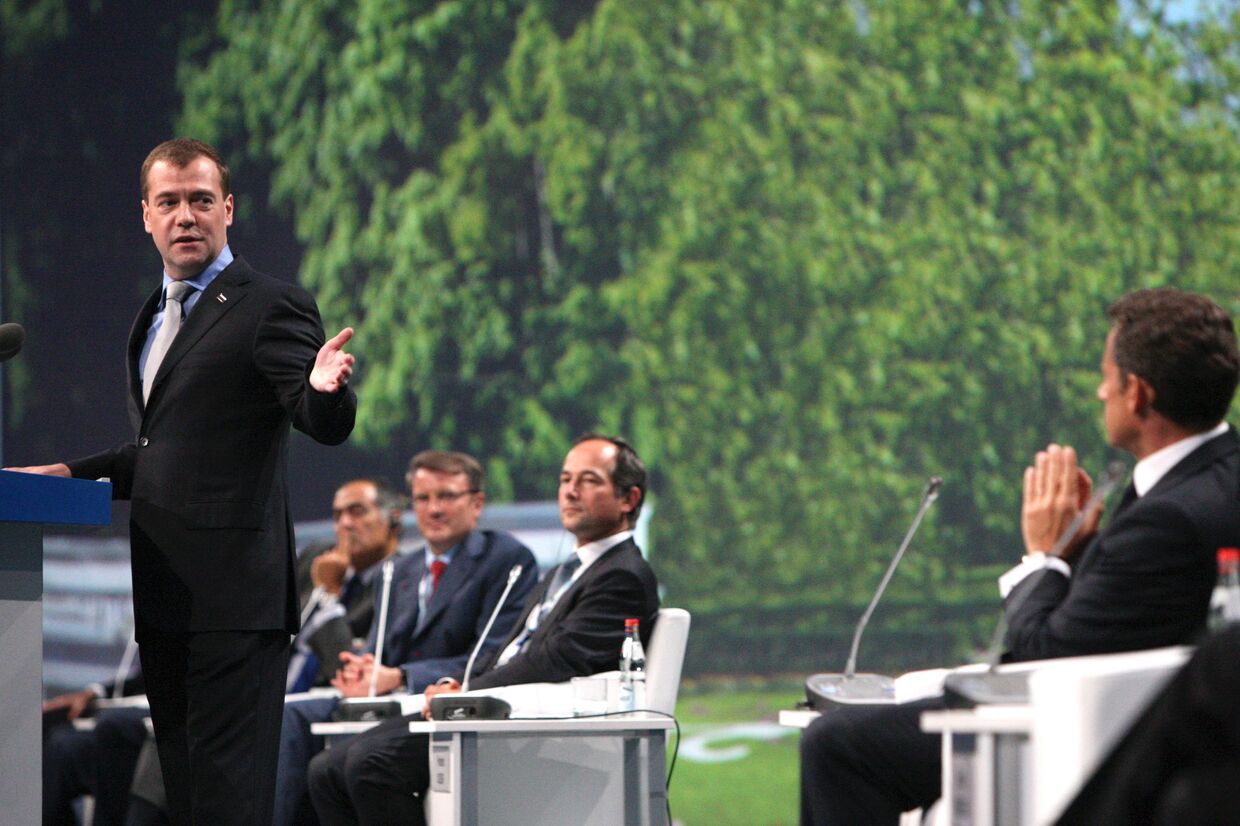 Дмитрий Медведев и Николя Саркози приняли участие в заседании ПМЭФ-2010 Мировая экономика. Переосмысление глобального развития
