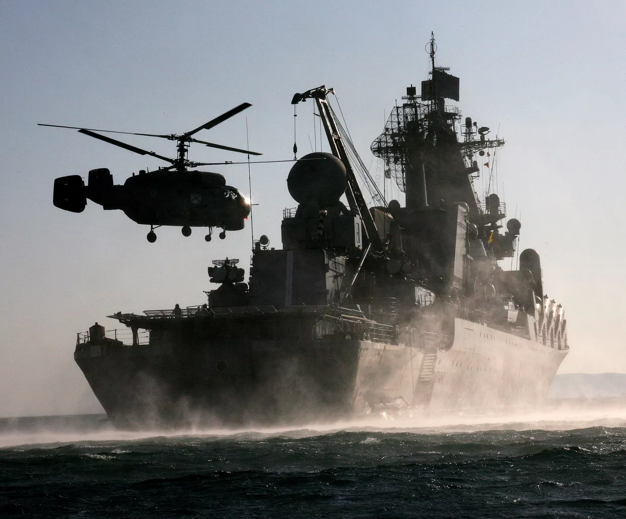 Контрольный выход в море гвардейского ракетного крейсера Варяг Тихоокеанского флота для подтверждения боевой готовности