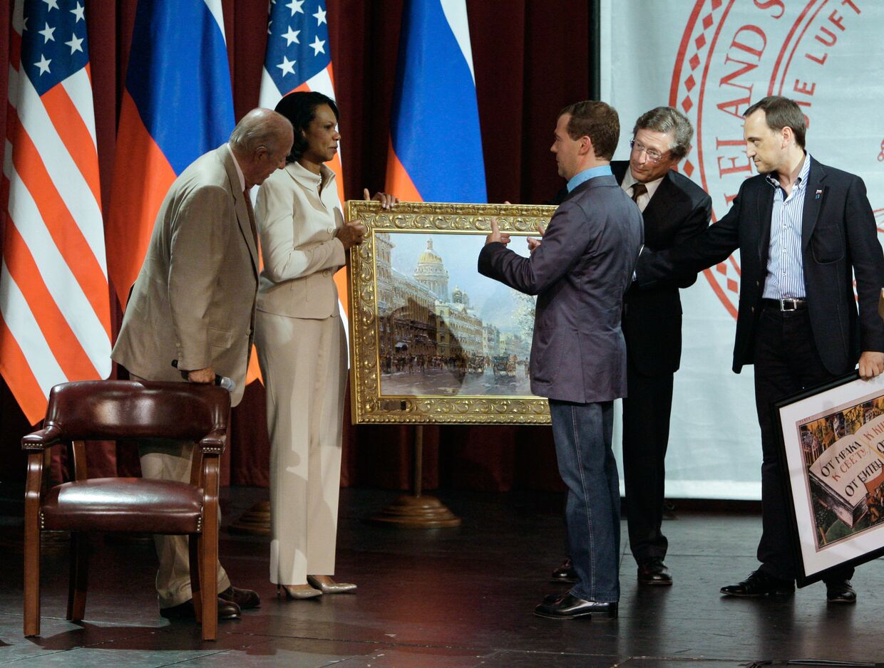 Дмитрий Медведев подарил Стэнфордскому университету картину с видом Санкт-Петербурга