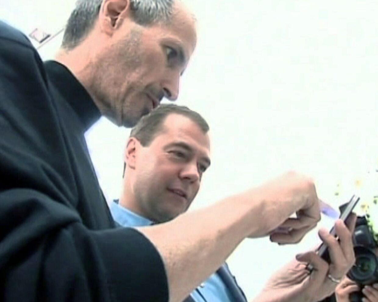 Медведеву  подарили новый iPhone