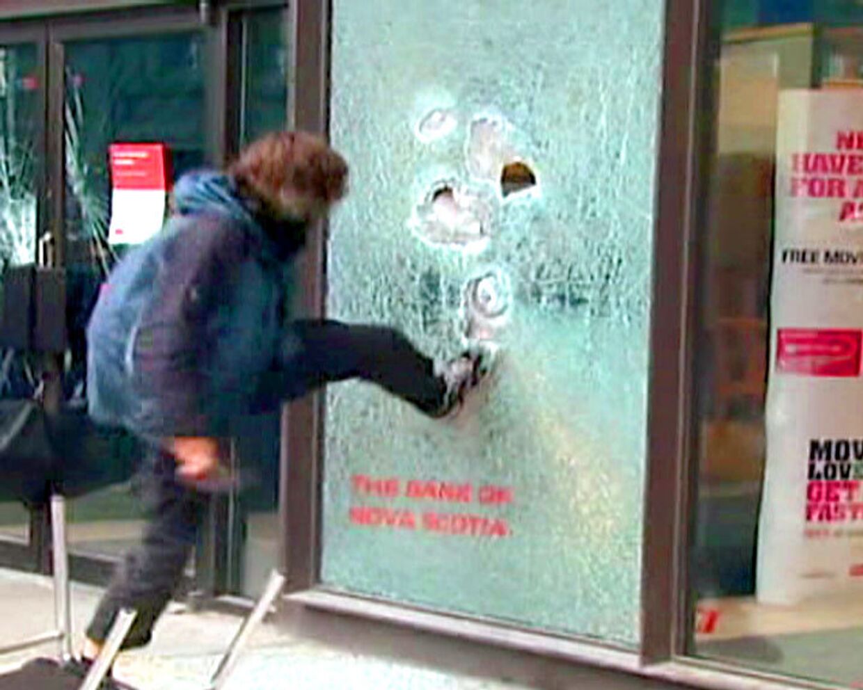 Антиглобалисты крушат витрины и жгут машины в Торонто