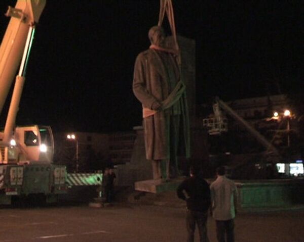Памятник Иосифу Сталину был демонтирован на центральной площади в Гори