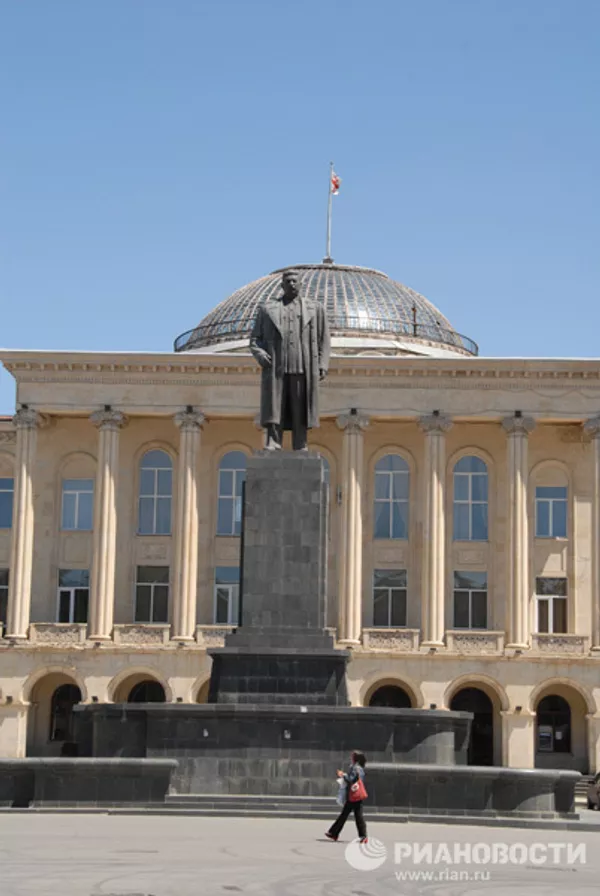 Памятник Иосифу Сталину  в городе Гори