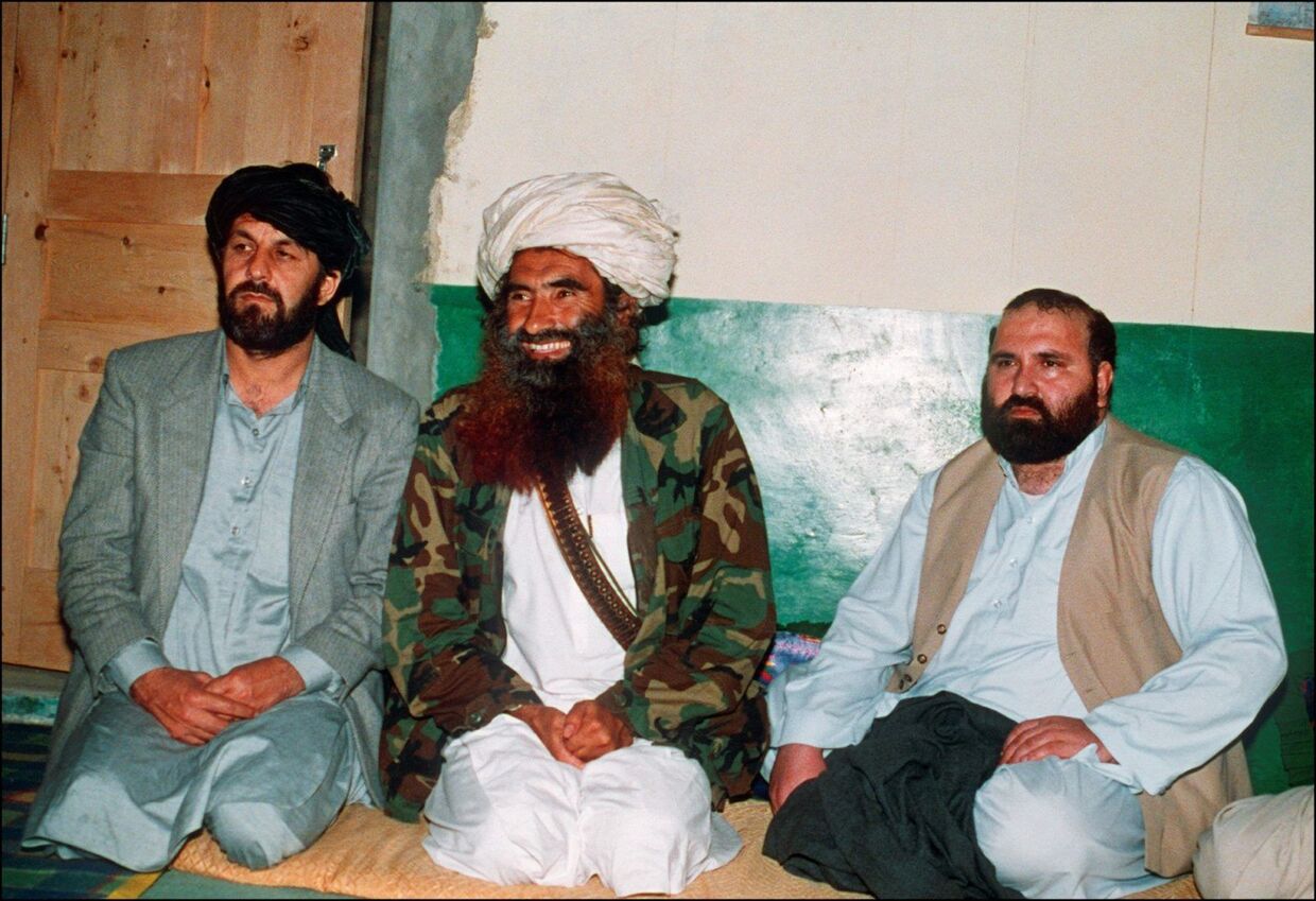 Джалалуддин Хаггани (в центре) с сыном Сираджуддином (слева) и одним из командиров сети Хаггани