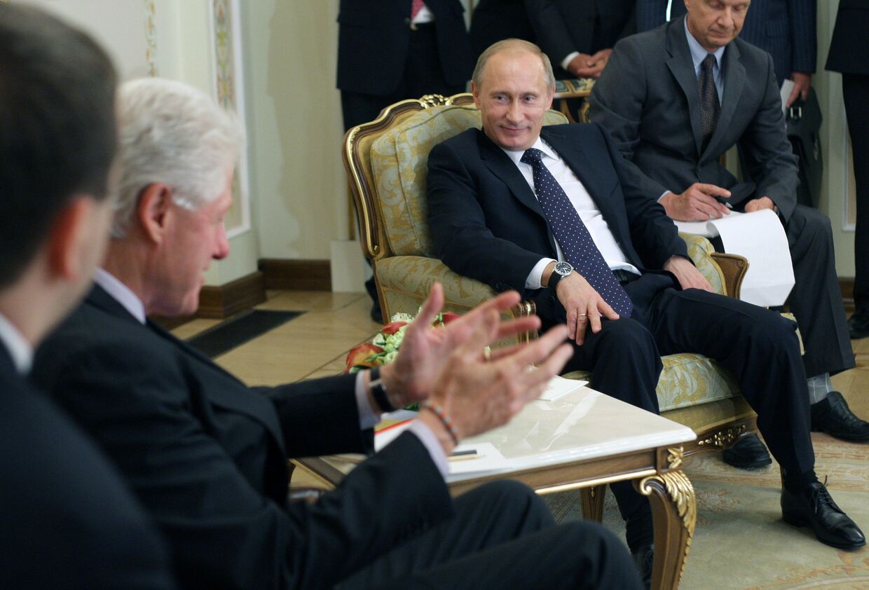 Премьер-министр РФ Владимир Путин встретился с с экс-президентом США Биллом Клинтоном в Ново-Огарево