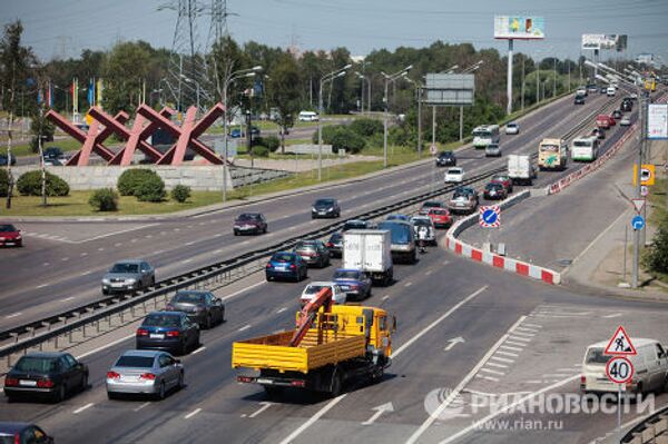 Затруднено движение на Ленинградском шоссе в связи с ремонтными работами на путепроводе Октябрьской железной дороги