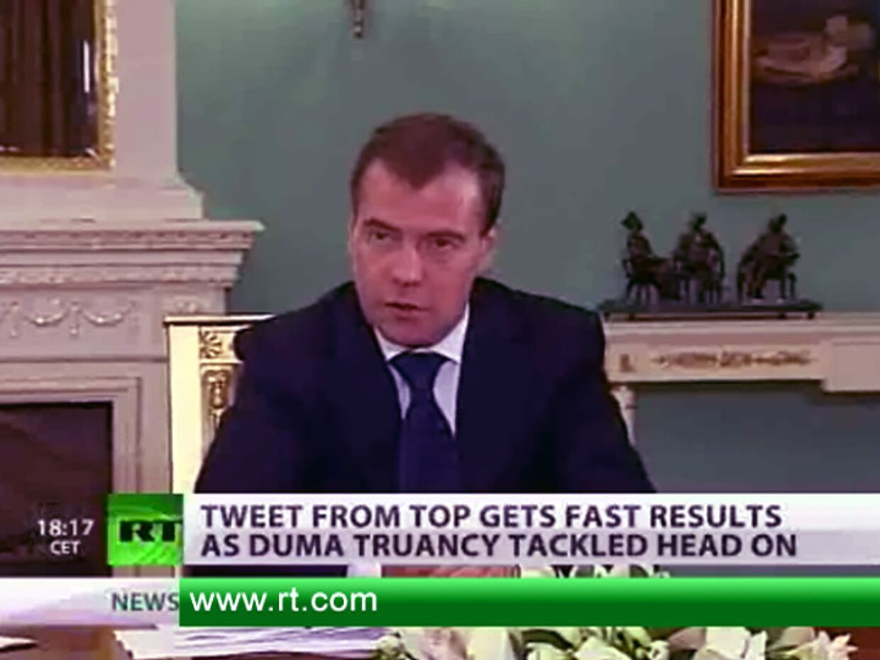 ИноСМИ__Медведев в твиттер осудил депутатов