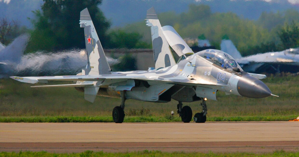 Истребитеель Су-30 МК на взлетной полосе