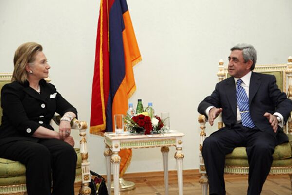 Хиллари клинтон на встрече с сержем саргсяном во время ее визита в армению