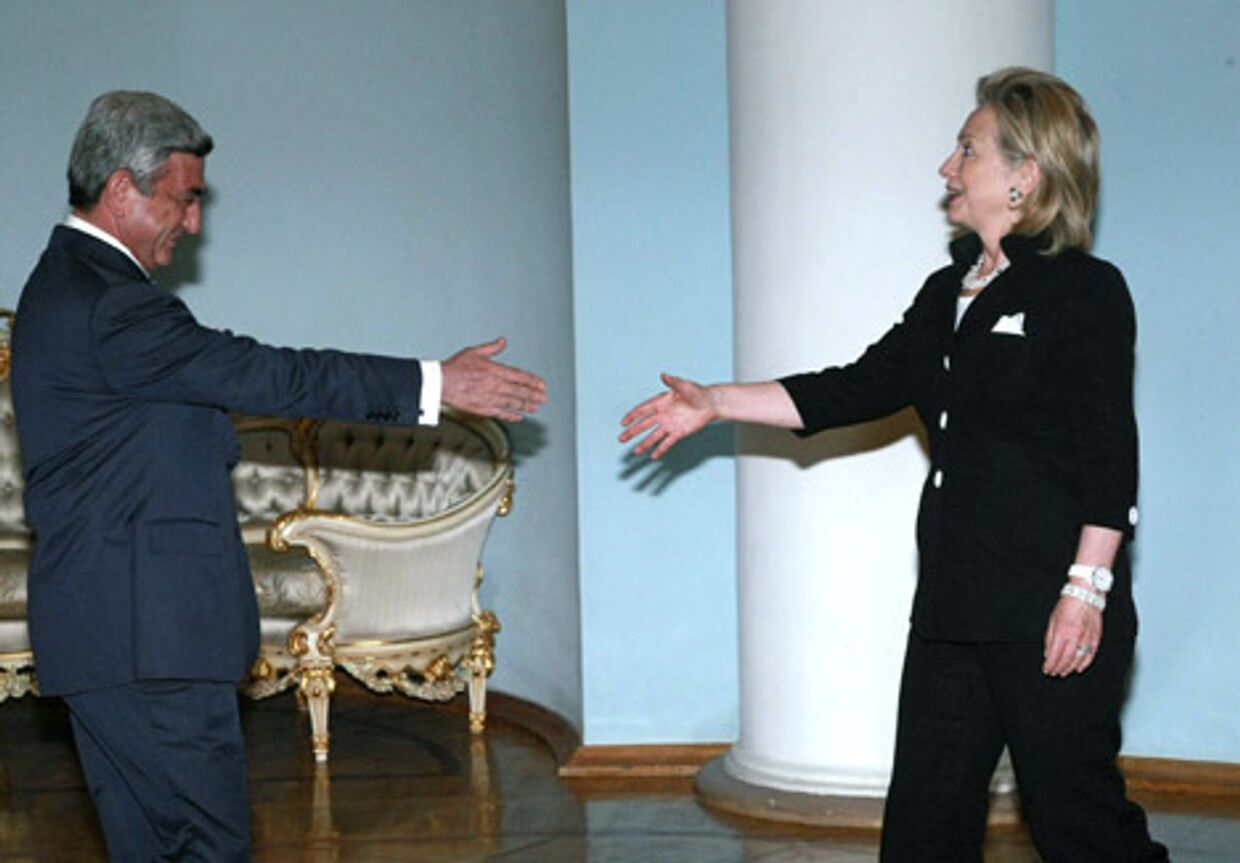 Хиллари клинтон на встрече с сержем саргсяном во время ее визита в армению
