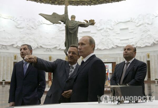 Премьер-министр РФ Владимир Путин ознакомился с лучшими проектами памятника В борьбе против фашизма мы были вместе
