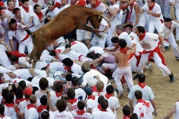 Бег быков и людей по улицам испанской Памплоны