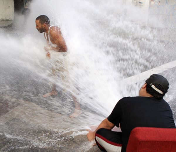 Люди по всему миру спасаются от жары в фонтанах и водоемах