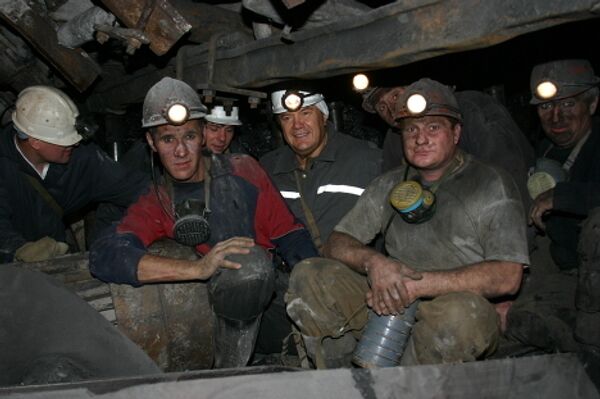 виктор янукович в донецкой угольной шахте