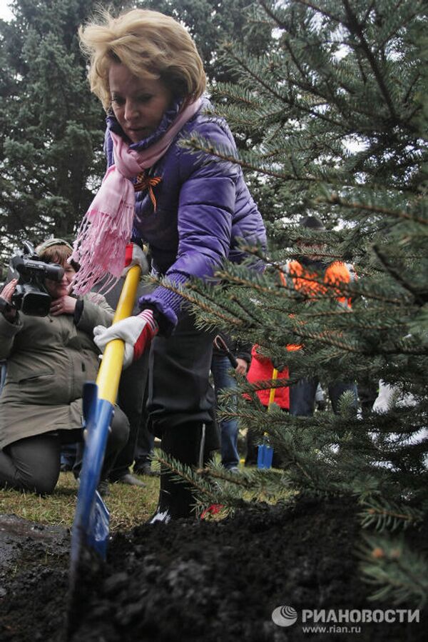 Губернатор Санкт-Петербурга Валентина Матвиенко во время общегородского субботника