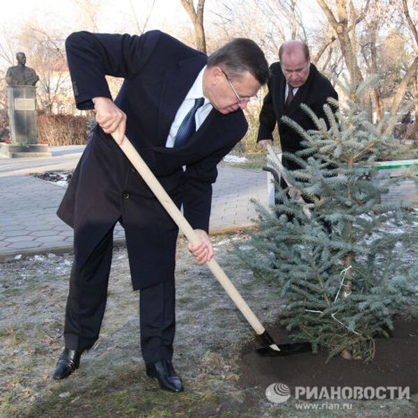 Первый вице-премьер РФ Виктор Зубков во время памятной посадки дерева в парке Салют, Победа ! в Оренбурге.