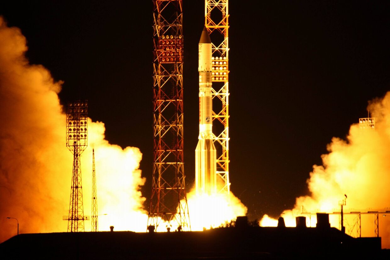 Российская ракета-носитель Протон-М со спутником связи EchoStar запущена с космодрома Байконур