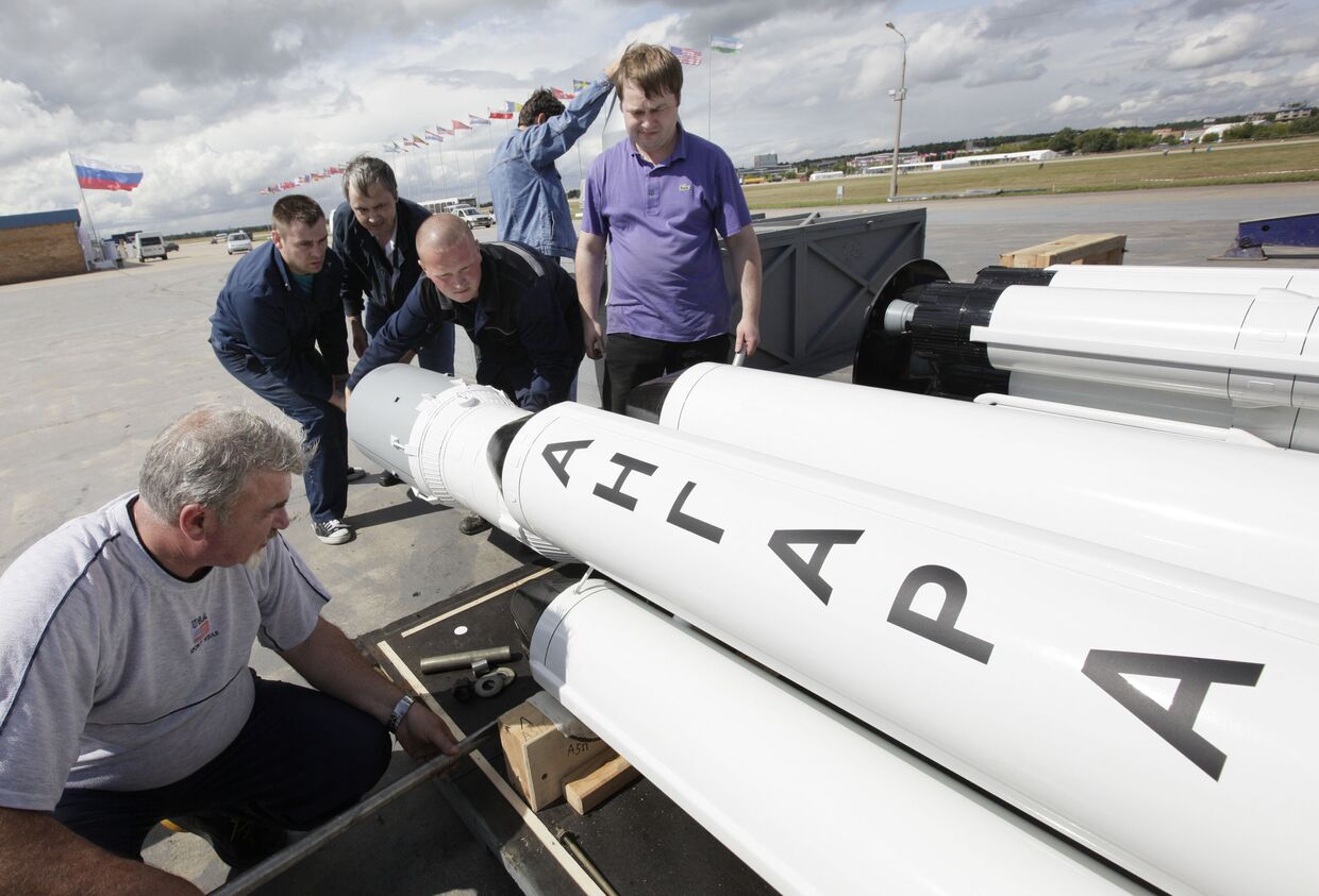 Установка макетов ракеты-носителя Ангара перед открытием МАКС-2009