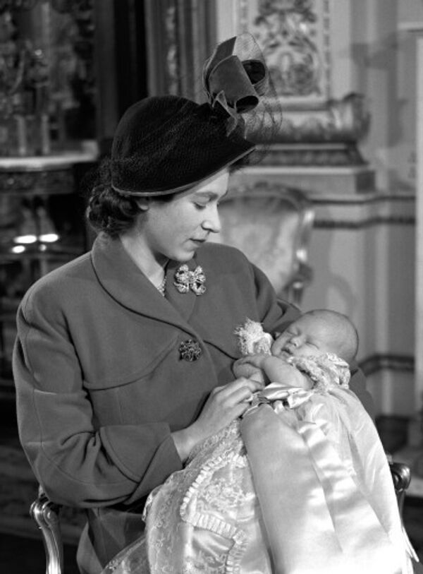 Принцесса Елизавета и ее новорожденный сын принц Чарльз