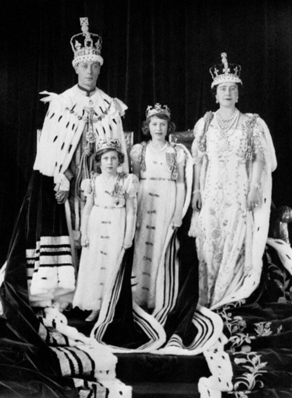 Король Георг VI с супругой Королевой Елизаветой и их дочерьми Елизаветой и Маргарет после коронации. 1937 год