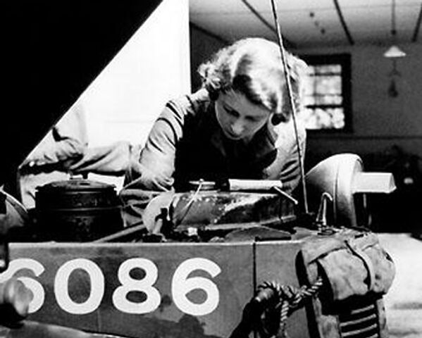 Елизавета II проверяет мотор автомобила во время Второй мировой войны