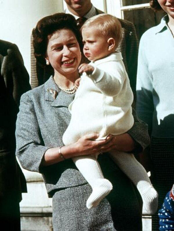 Королева Елизавета II  с младшим ребенком принцем Эдвардом на руках 1965 год