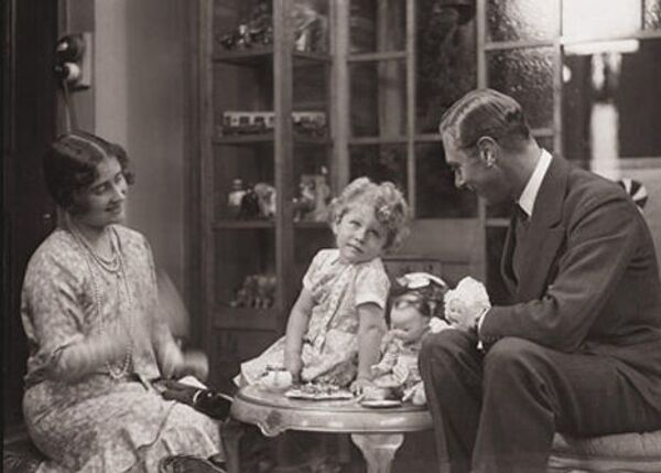трехлетняя Елизавета и ее родители - будущие король Георг VI и королева-мать Елизавета  1929 год