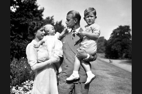 Королева Елизавета II и ее муж герцог Эдинбургский Филипп с принцем Чарльзом и принцессой Анной 1951 год