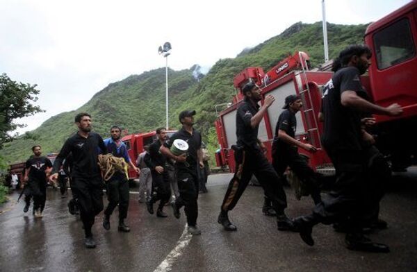Спасательные работы на месте падения самолета в Пакистане