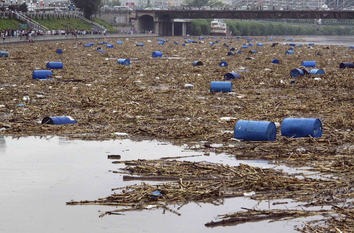 Бочки с взрывоопасными химикатами попали в приток Амура в Китае