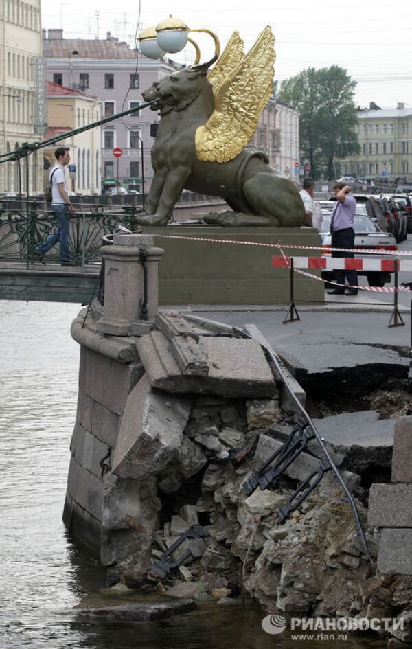 Обрушение гранитной набережной канала Грибоедова в Санкт-Петербурге