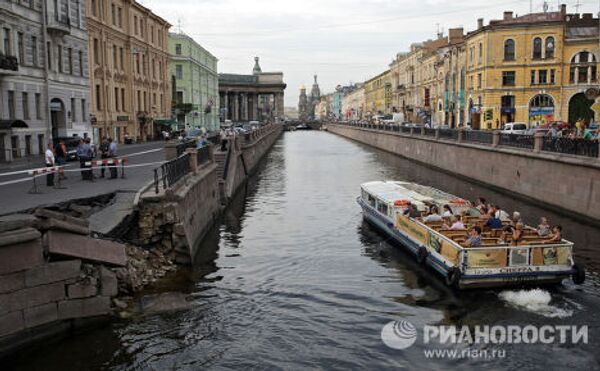 Обрушение гранитной набережной канала Грибоедова в Санкт-Петербурге