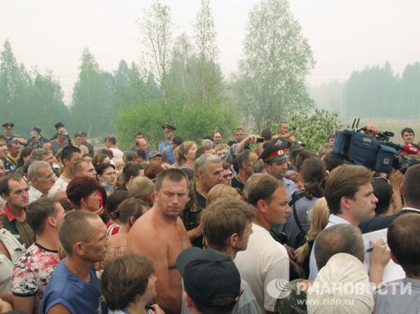 Жители сгоревшей дотла деревни Верхняя Верея на встрече с премьер-министром РФ Владимиром Путиным