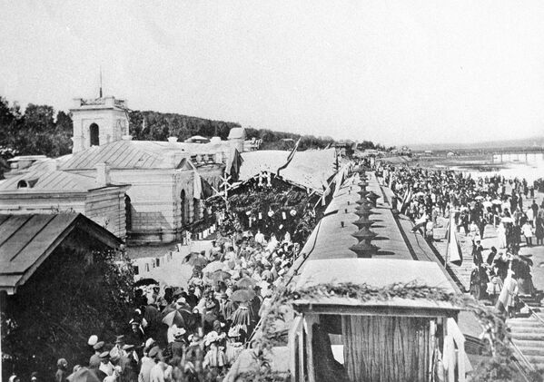 Репродукция фотографии Встреча первого поезда в Иркутске