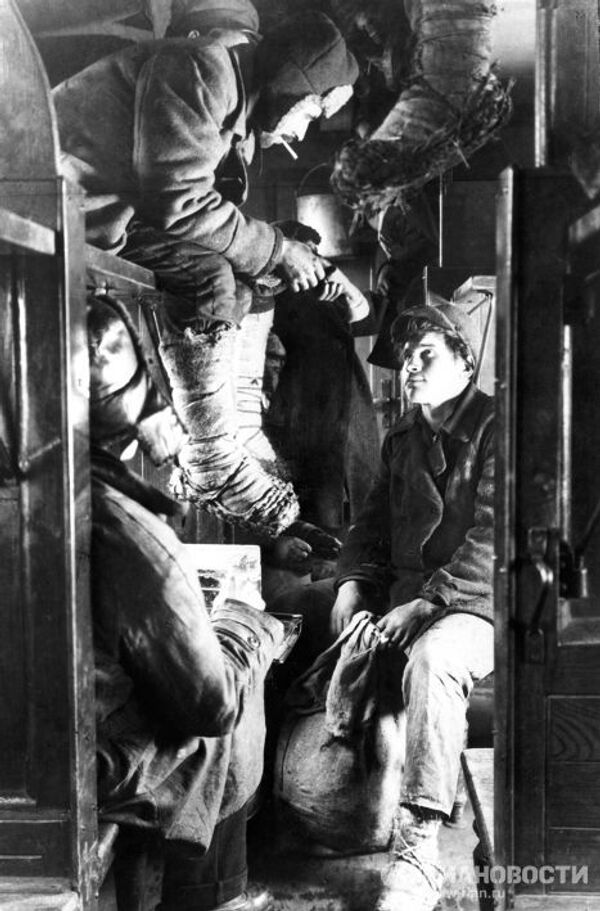 Рабочие в плацкартном вагоне поезда