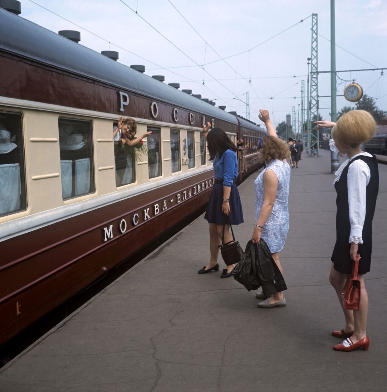 Отправление фирменного поезда Россия